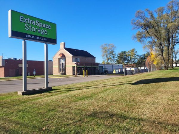 Extra Space Storage facility at 49215 Van Dyke Ave - Shelby Township, MI