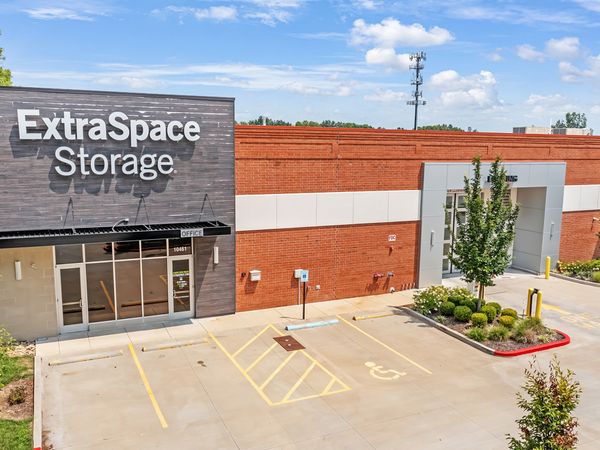Extra Space Storage facility at 10461 Manchester Rd - Kirkwood, MO