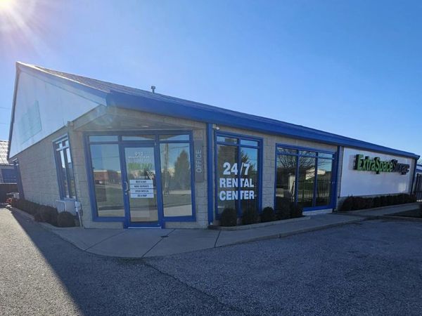 Extra Space Storage facility at 910 Woodstock Dr - Clarksville, IN