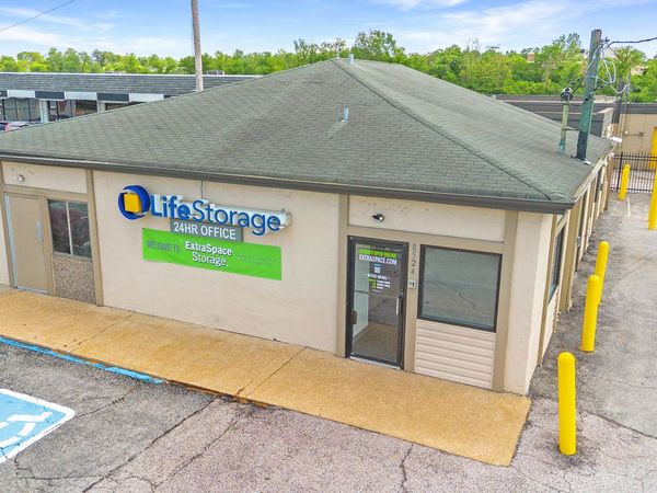 Extra Space Storage facility at 8524 Manchester Rd - Brentwood, MO