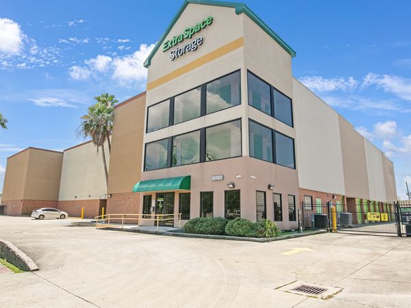 Extra Space Storage facility at 4320 Hessmer Ave - Metairie, LA