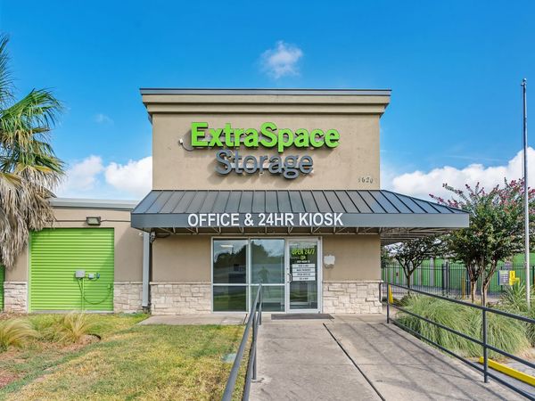 Extra Space Storage facility at 1620 S Interstate 35 - San Marcos, TX