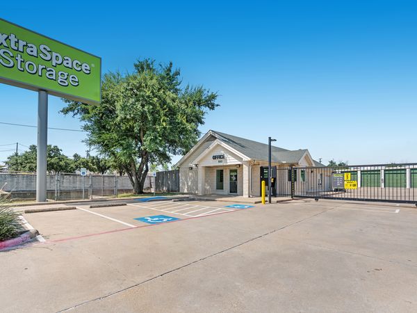 Extra Space Storage facility at 550 S IH 35 Frontage Rd - Round Rock, TX