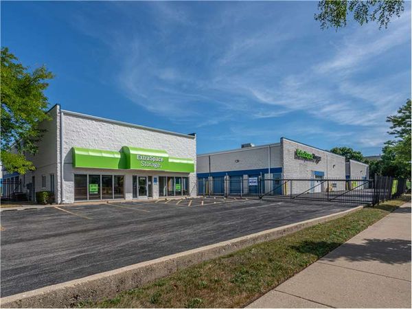 Extra Space Storage facility at 3850 W Devon Ave - Lincolnwood, IL