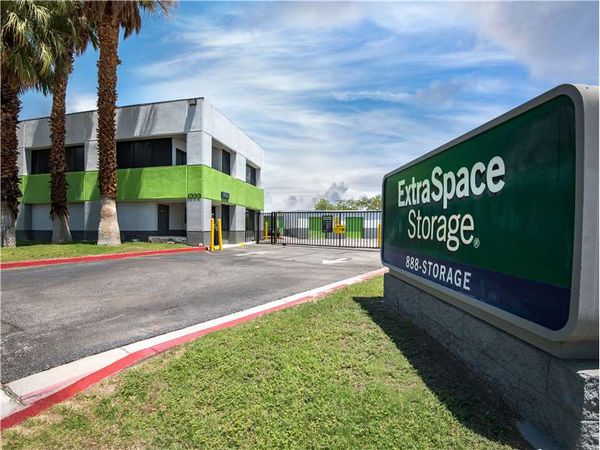 Extra Space Storage facility at 1000 N Farrell Dr - Palm Springs, CA