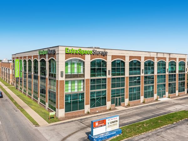 Extra Space Storage facility at 6000 W Touhy Ave - Chicago, IL