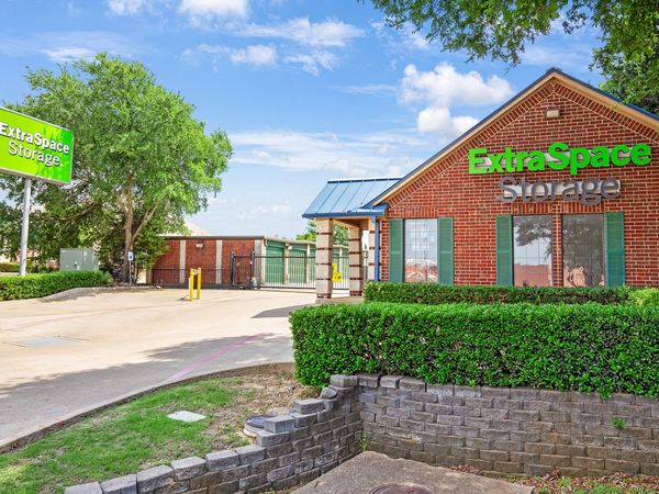 Extra Space Storage facility at 335 W Westchester Pkwy - Grand Prairie, TX
