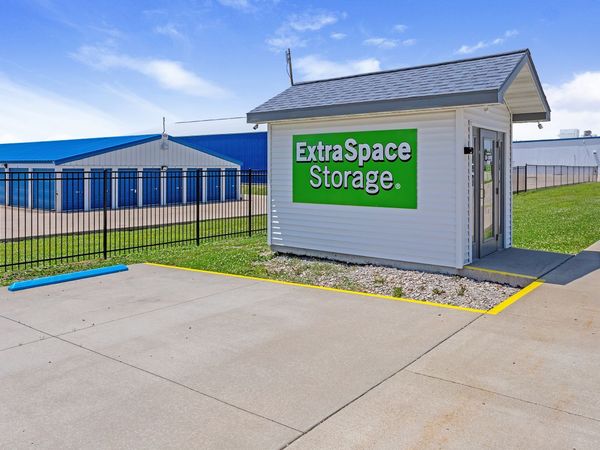Extra Space Storage facility at 610 E Jasper St - Paris, IL