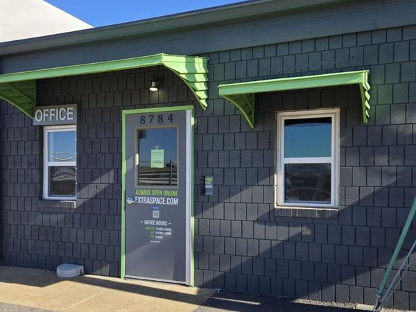 Extra Space Storage facility at 8784 Pershall Rd - Hazelwood, MO