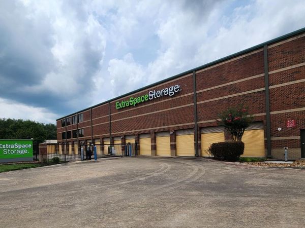 Extra Space Storage facility at 5960 W Main St - League City, TX