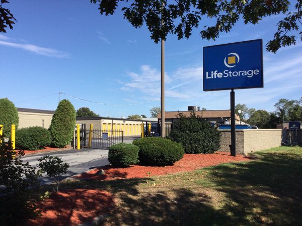 Life Storage facility on 800 Narragansett Park Dr - Rumford, RI