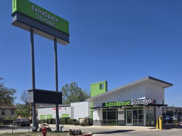 Extra Space Storage facility at 6075 De Zavala Rd - San Antonio, TX