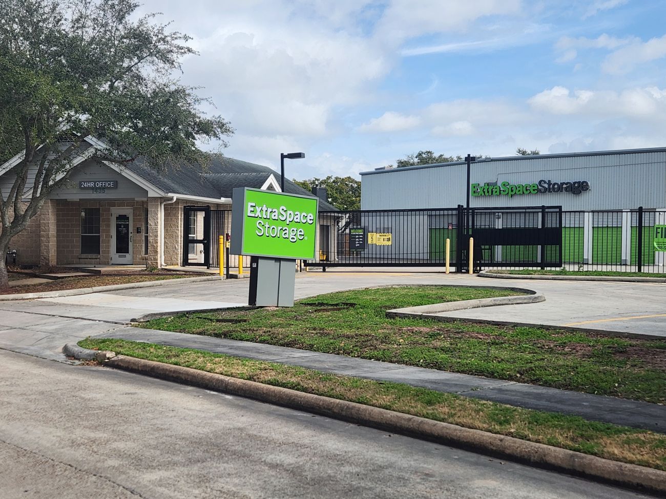 10×25 Parking Lot in Houston, TX 1435 Silverado Dr Houston, Texas