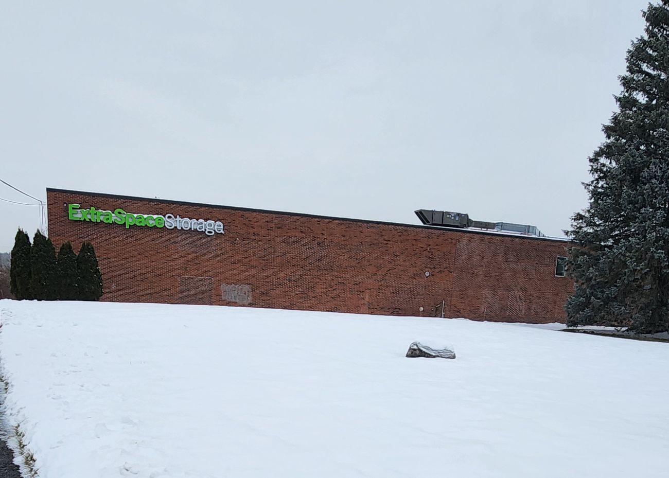 Extra Space Storage  4 Linlew Dr in Londonderry, NH