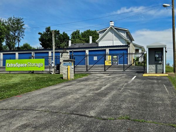 Extra Space Storage facility at 910 Woodstock Dr - Clarksville, IN