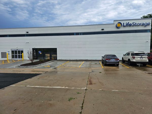 Life Storage facility on 105 Albrecht Dr - Lake Bluff, IL