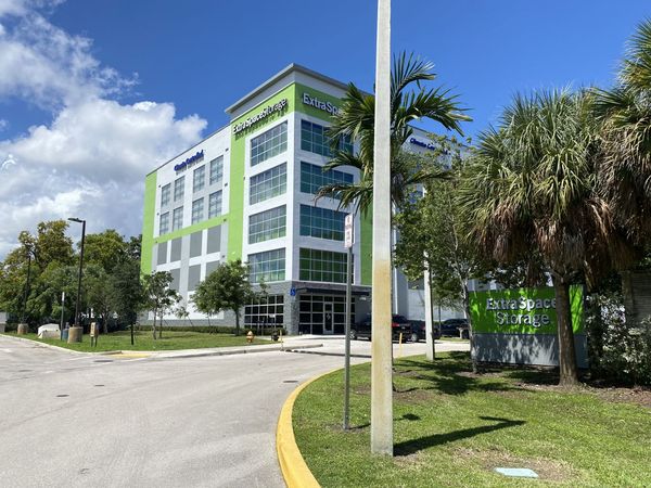 Extra Space Storage facility at 850 Stirling Rd - Dania Beach, FL