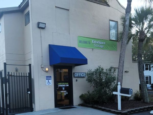 Extra Space Storage facility at 1471 Center Street Ext - Mt Pleasant, SC