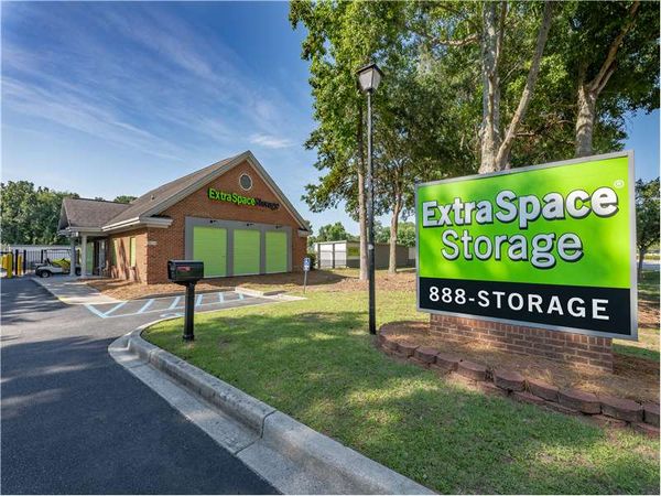 Extra Space Storage facility at 1904 N Hwy 17 - Mt Pleasant, SC