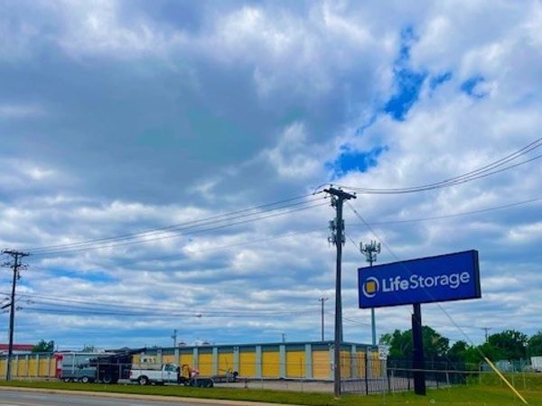 Life Storage facility on 506 McNeil Rd - Round Rock, TX