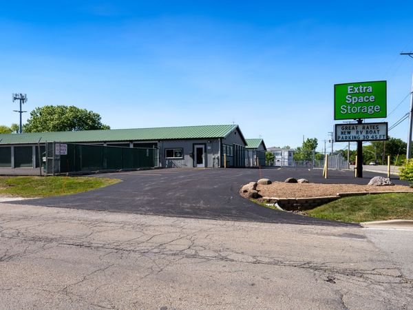 Extra Space Storage facility at 39406 N Lewis Ave - Beach Park, IL