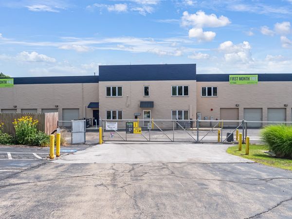 Extra Space Storage facility at 28W725 Garys Mill Rd - West Chicago, IL