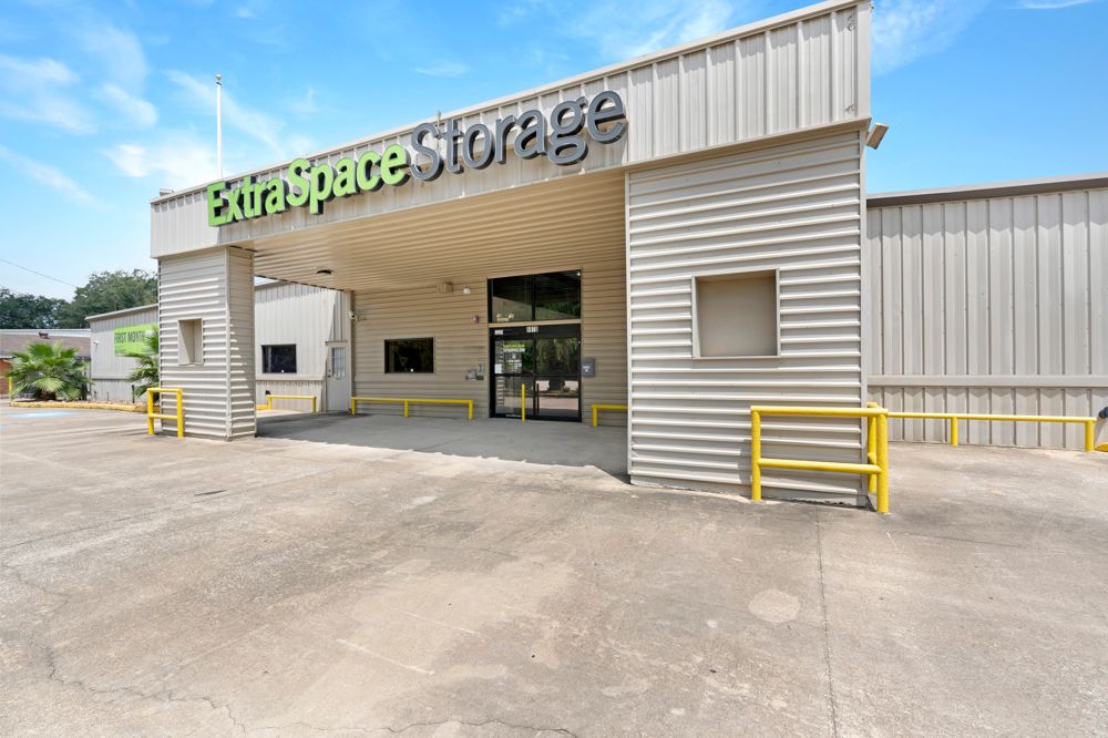 Extra Space Storage  6970 College St in Beaumont, TX