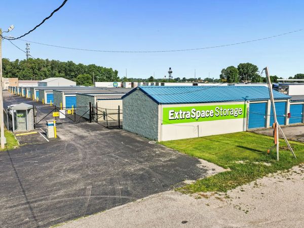 Extra Space Storage facility at 2741 Montgomery Dr - Seymour, IN