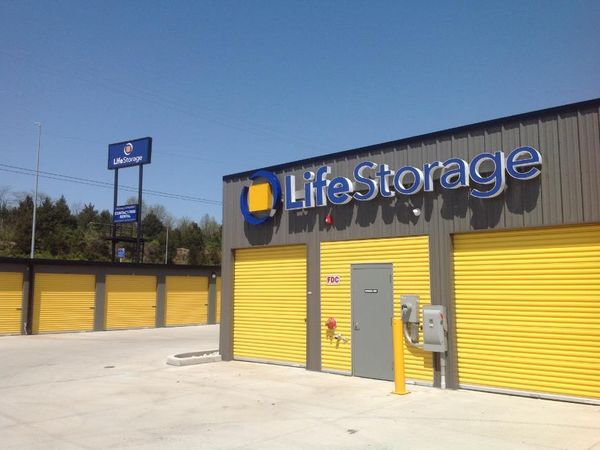 Life Storage facility on 100 Delores Dr - Fenton, MO