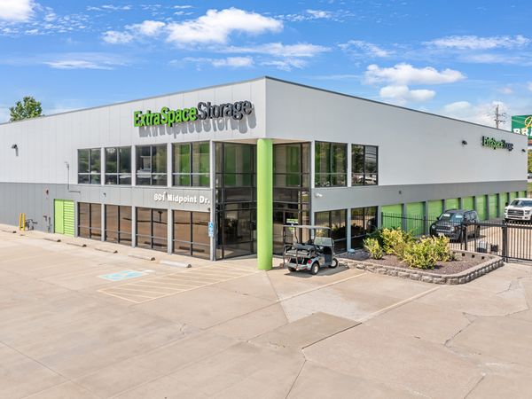 Extra Space Storage facility at 940 Shackelford Rd - Florissant, MO