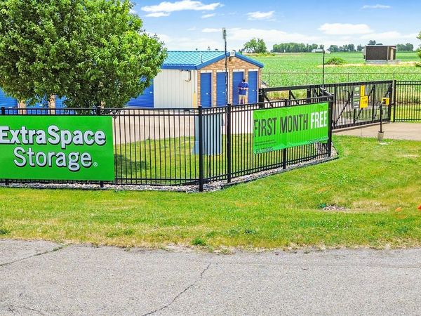 Extra Space Storage facility at 826 S Ewing Dr - Pontiac, IL