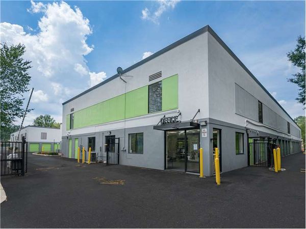 Extra Space Storage facility at 2820 Hollywood Rd - Falls Church, VA