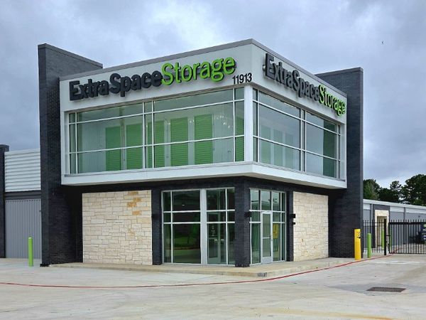 Extra Space Storage facility at 11913 E Sam Houston Pkwy N - Houston, TX