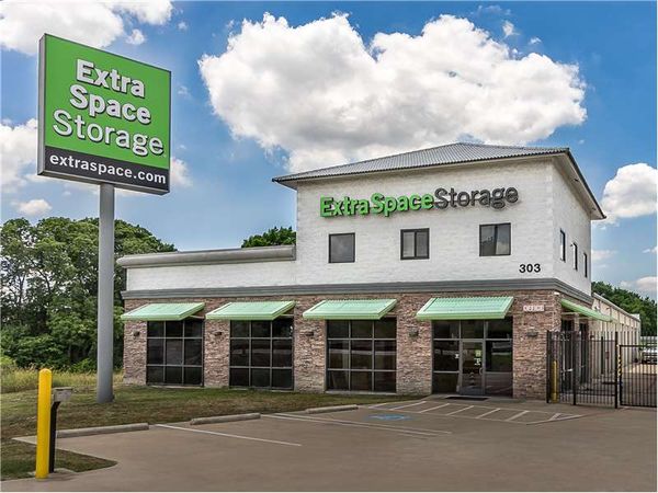 Extra Space Storage facility at 303 E Hwy 67 - Duncanville, TX