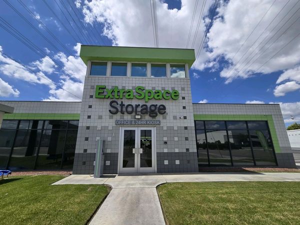 Extra Space Storage facility at 1562 N Main St - Orange, CA