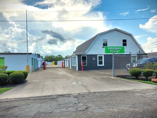 Extra Space Storage facility at 1400 S Durant St - Alvin, TX