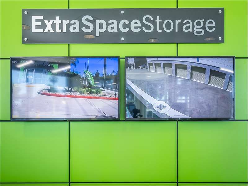 Extra Space Storage  2576 Scott Blvd in Santa Clara, CA