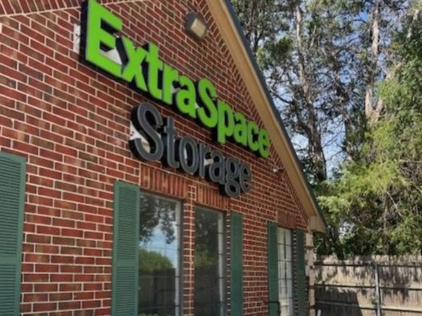 Extra Space Storage facility at 335 W Westchester Pkwy - Grand Prairie, TX
