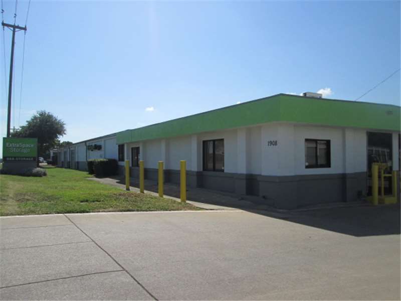 Extra Space Storage  1908 E Pioneer Pkwy in Arlington, TX