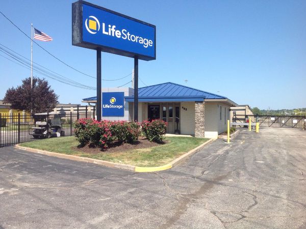 Life Storage facility on 485 N Highway Dr - Fenton, MO