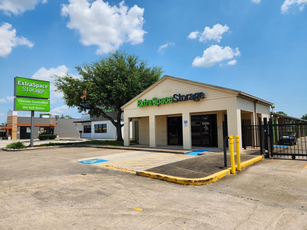 Extra Space Storage  3321 Center St in Deer Park, TX