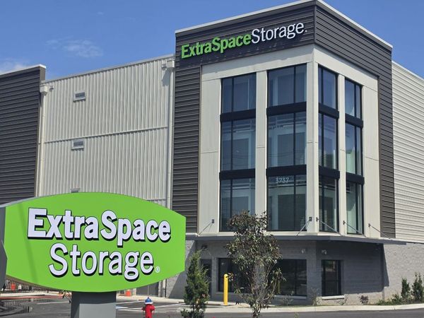 Extra Space Storage facility at 3737 Middlebrook Pike - Knoxville, TN
