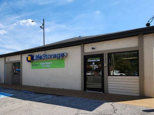 Extra Space Storage facility at 8524 Manchester Rd - Brentwood, MO