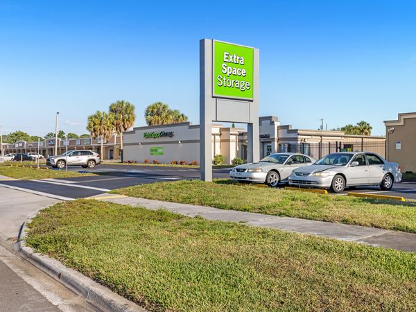 Extra Space Storage facility at 5305 Manatee Ave W - Bradenton, FL