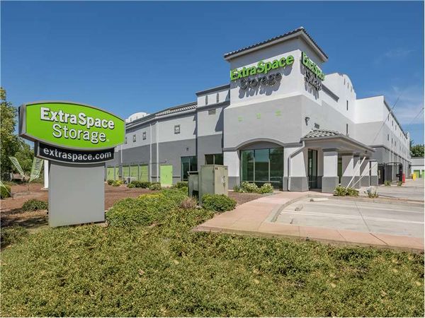 Extra Space Storage facility at 3000 B St - Sacramento, CA