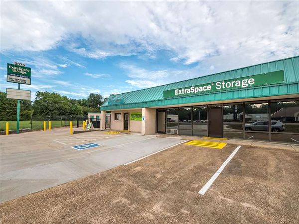Extra Space Storage facility at 5675 Summer Ave - Memphis, TN