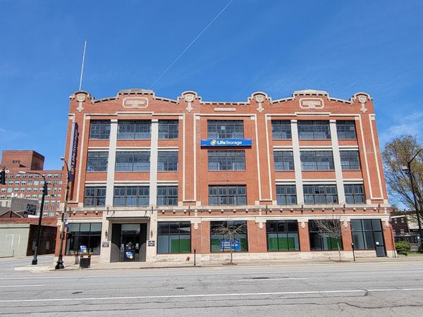 Extra Space Storage facility at 201 E Market St - Louisville, KY