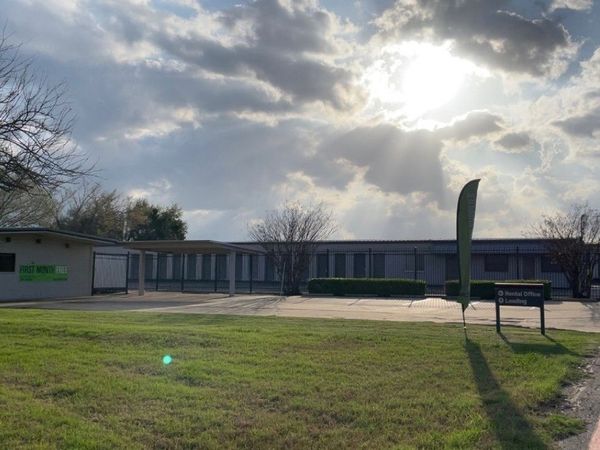 Extra Space Storage facility at 1817 N Hampton Rd - DeSoto, TX