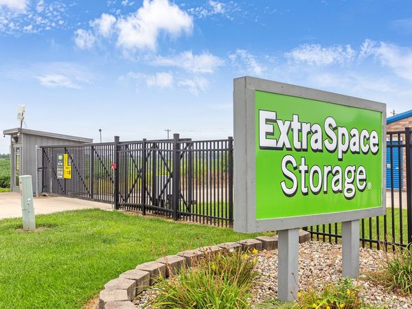 Extra Space Storage facility at 7708 Plummer Business Dr - Troy, IL