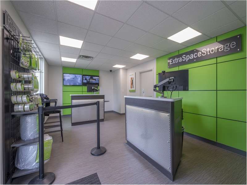 20×10 Garage in Cincinnati, OH 5700 Wooster Pike Cincinnati, Ohio 3